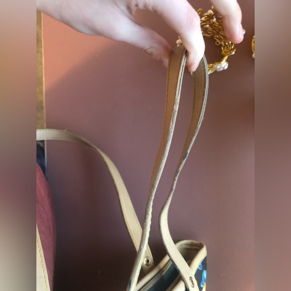 Dooney and Bourke Bumblebee bag! - Picture 13 of 16